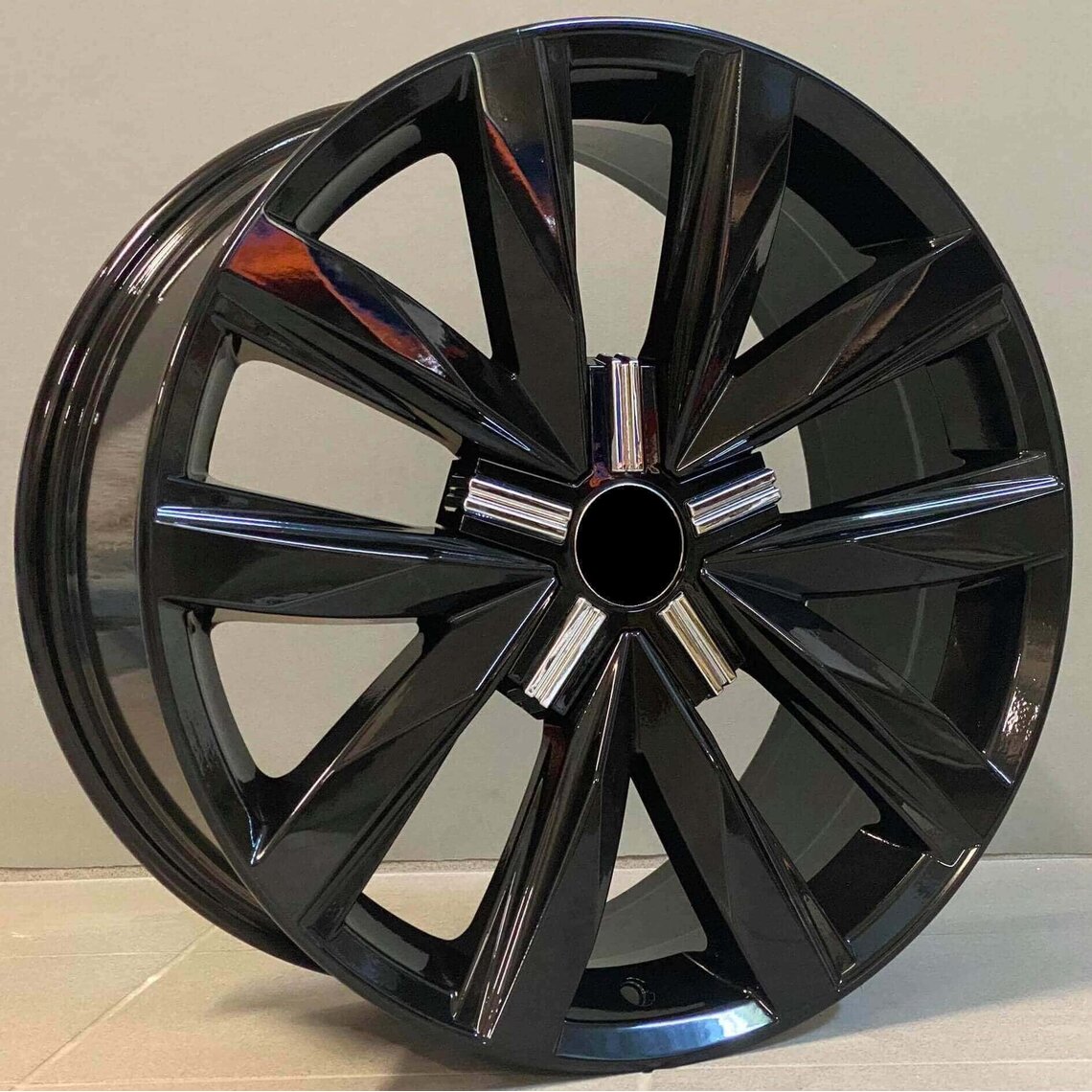 Van Style 1351 8x18 5x120 ET50 Black Glossy